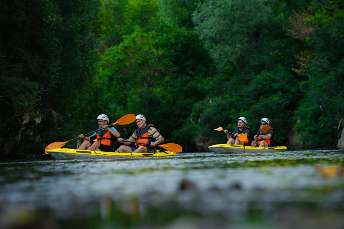 Two groups of two people canoeing together